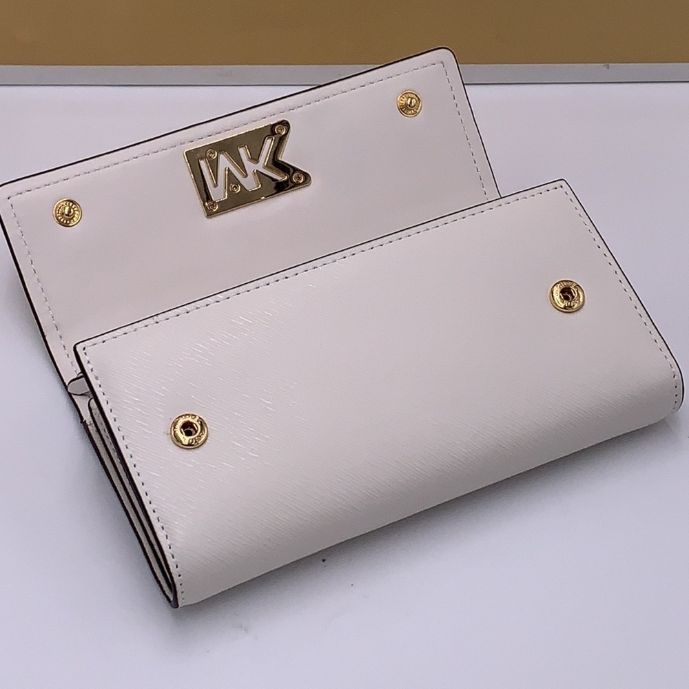 Brand New with Tag
Michael Kors Large Mimi Bifold Wallet
Color: Optic White - Picture 12 of 16